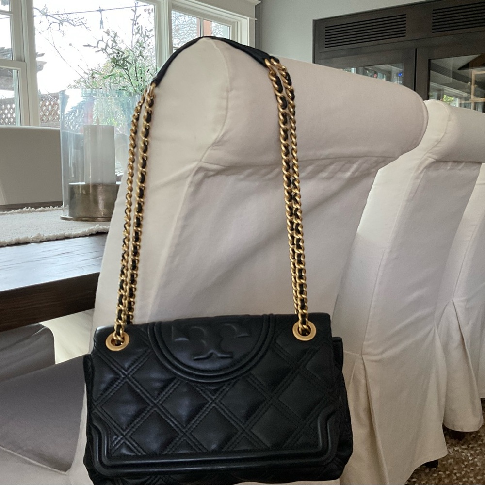 Elegant Tory Burch Black Quilted Shoulder Bag